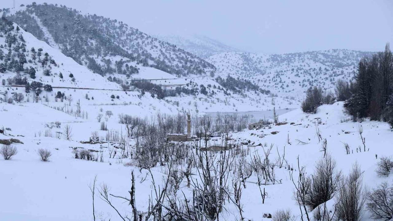 Sivas'ta Pusat Barajı'nda Kuraklık: Ortaya Çıkan Eski Pusat Köyü Kar Altında