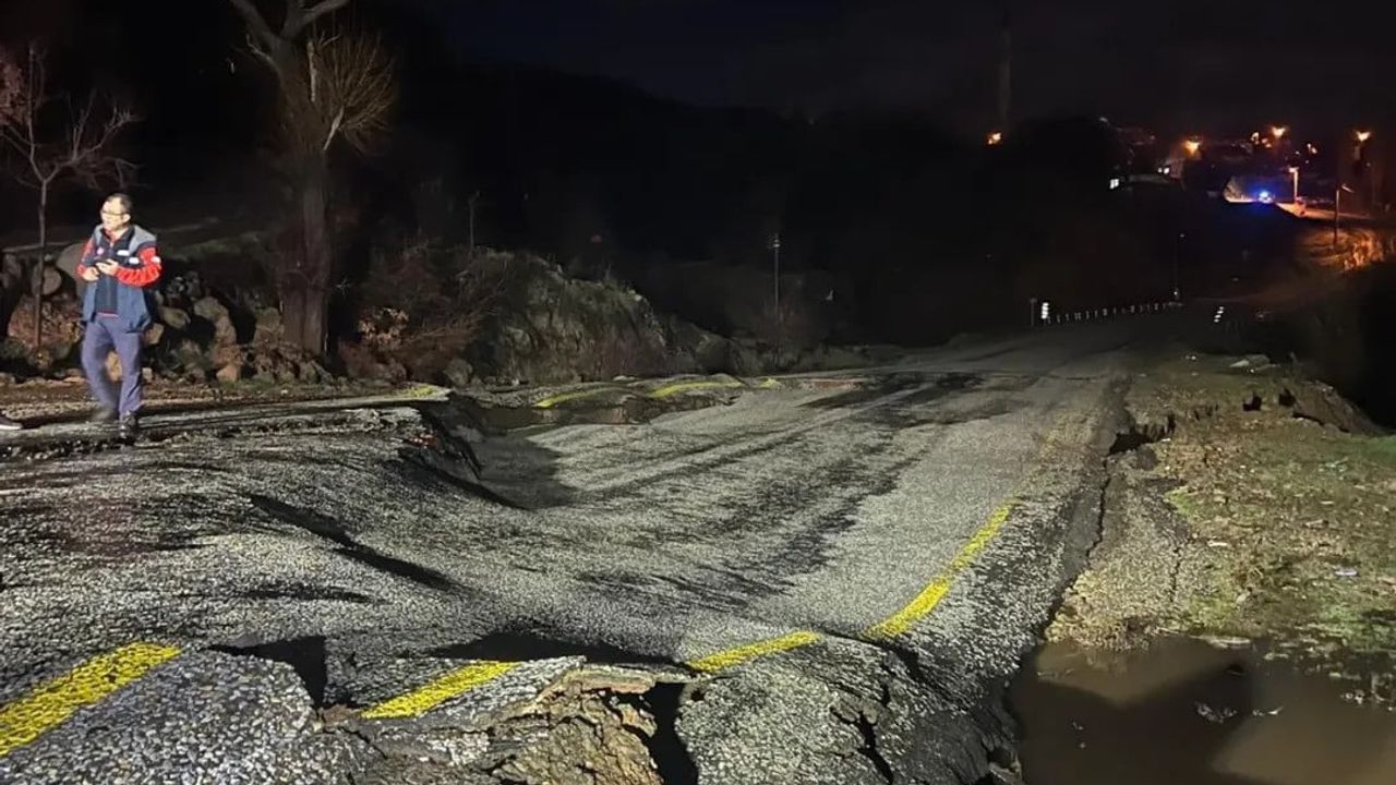 Uşak'ta Aşağı Karacahisar köy yolunda çökme