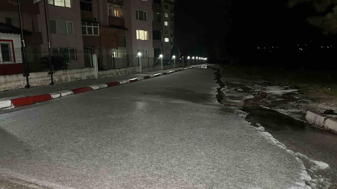 Uşak'ta Sağanak ve Dolu Hayatı Vurdu: Yollar Beyaza Bürüdü