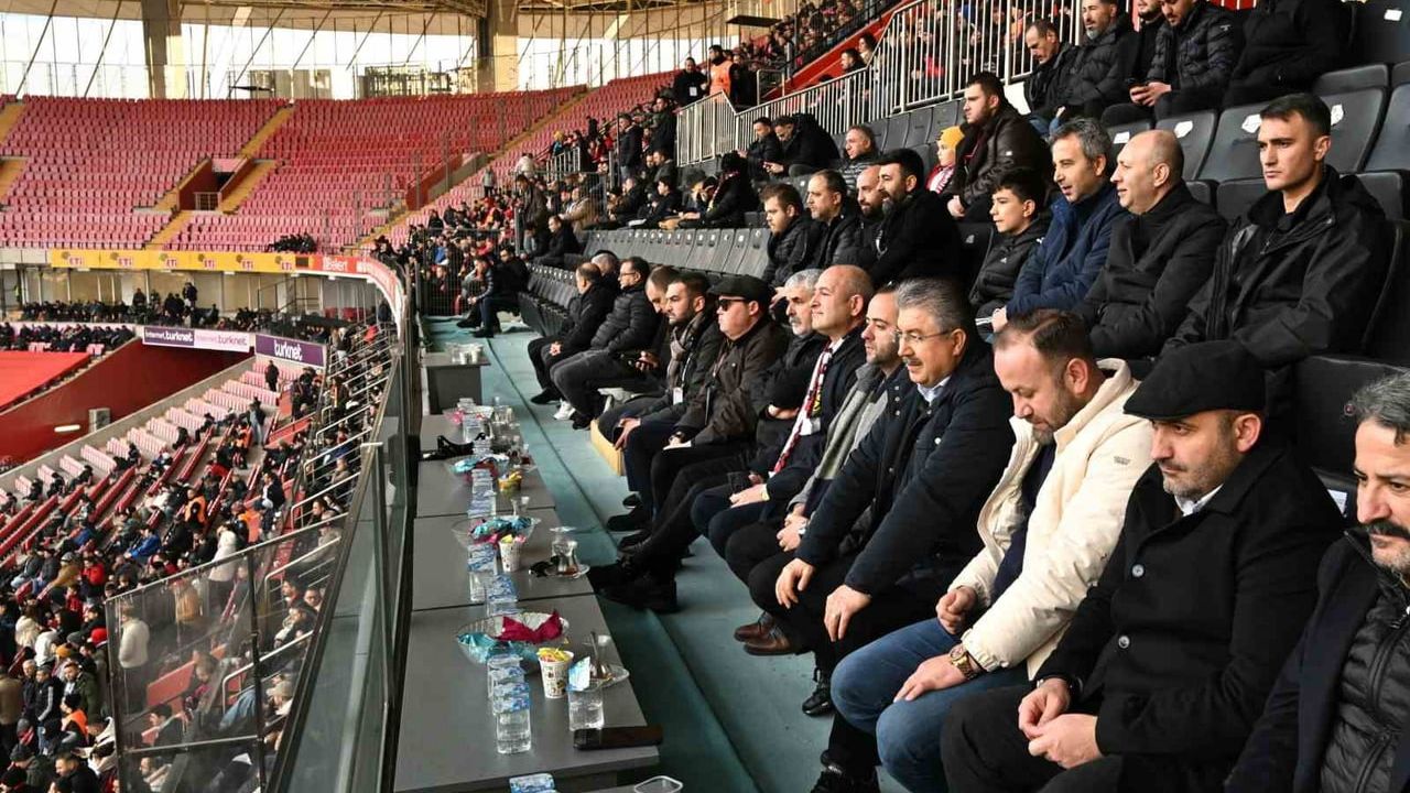 Vali Erdinç Yılmaz Tribünden Eskişehirspor-Altay Maçını İzledi