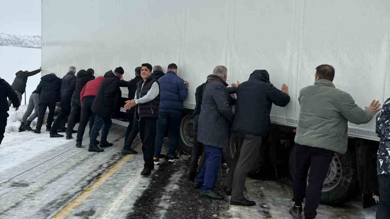 Varto'da Kayan Tır Karayolunu Kapattı