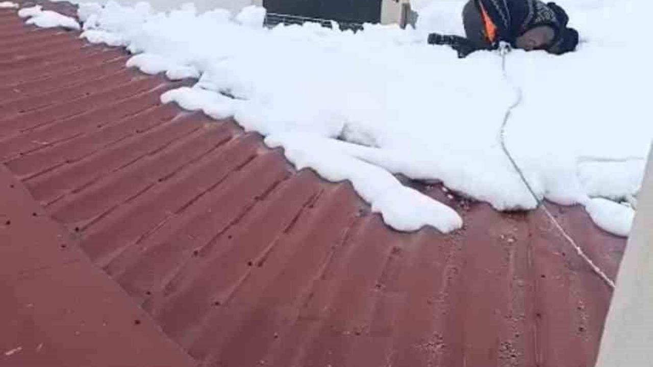 Yüksekova'da Çatıda Kar Üzerinde Namaz — Dondurucu Soğukta İbadet