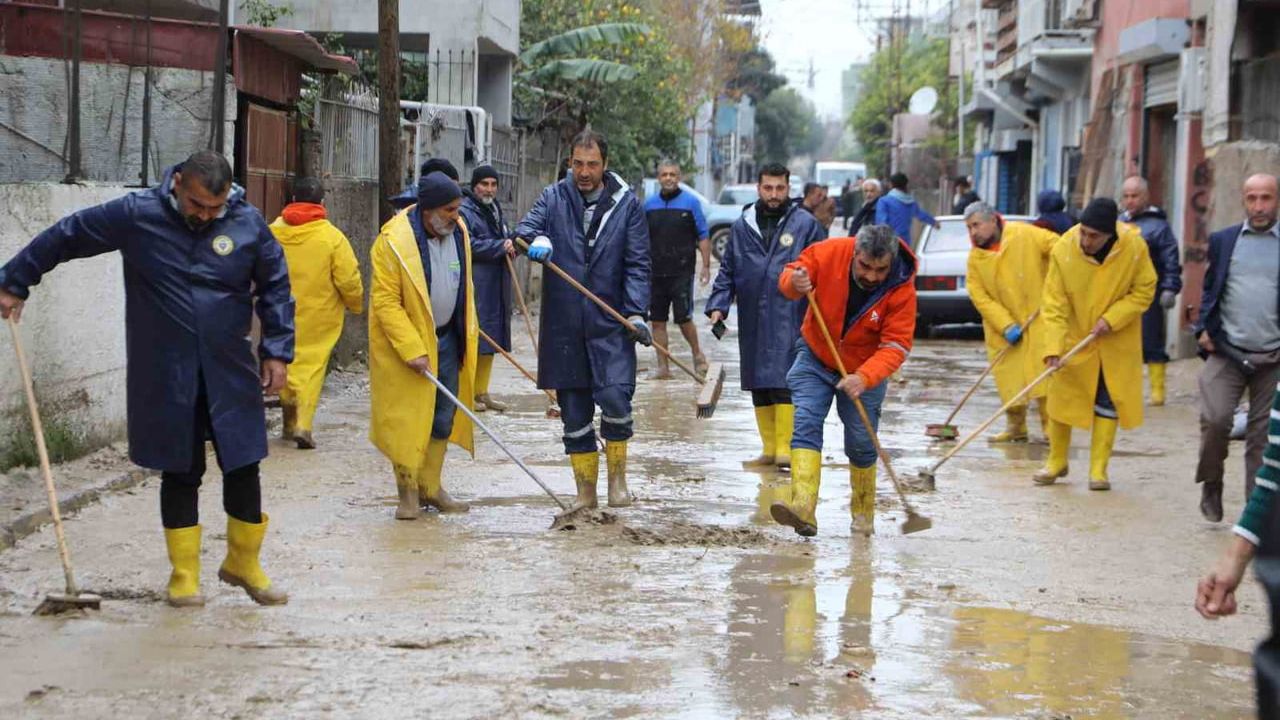 Yüreğir'de Sel Müdahalesi: Ali Demirçalı'dan Vatandaşlara Destek