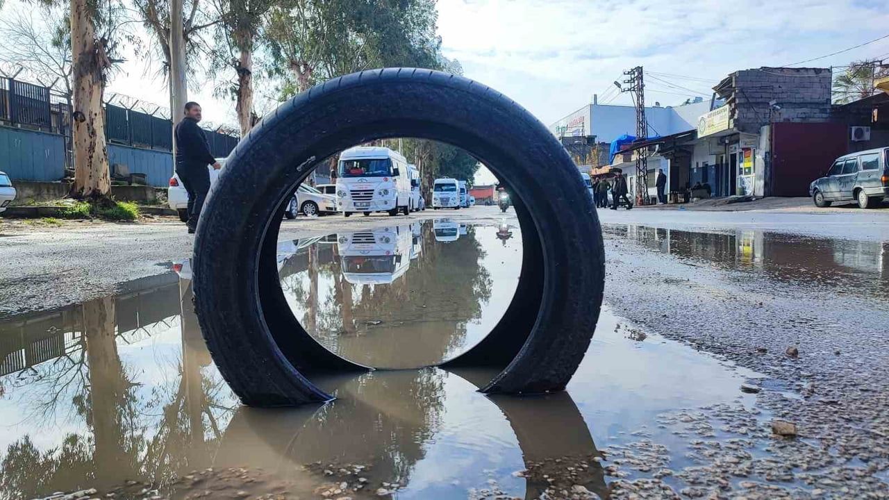 Yüreğir’de yol isyanı: Kışla Caddesi'ndeki çukurları vatandaş lastikle kapattı