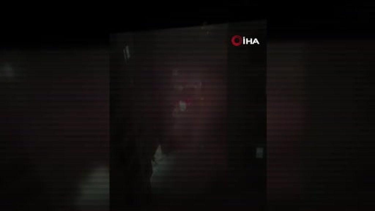 Zeytinburnu Merkezefendi'de Site Otoparkında Araç Yangını: 3 Bina Boşaltıldı