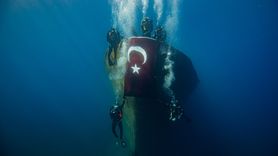 İzmir Çeşme'de Dalgıç Polisler Su Altında 29 Ekim'i Kutladı