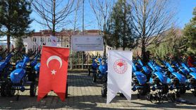 Elazığ Arıcak'ta 65 Çiftçiye Çapa Makinesi Dağıtımı