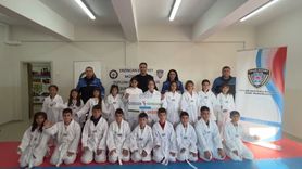 Erzincan'da 'Hep Birlikte Aileyiz' ile 20 Öğrenciye Tekvando Kıyafeti Desteği