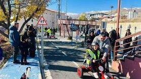 Hakkari Polisi Özel Gereksinimli Çocukları Çocuk Trafik Eğitim Parkı'nda Ağırladı
