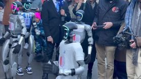 Davos'ta Çinli Robotların Sokak Dansı İlgi Çekti