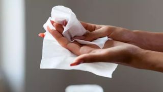 Islak mendile limon sıkınca böyle oluyor! Gözlerinize inanamayacaksınız