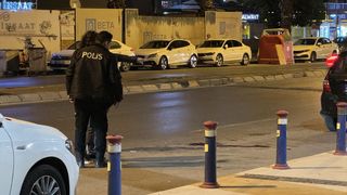 İzmir'de Bıçaklı Kavga: Bir Kişi Ağır Yaralandı