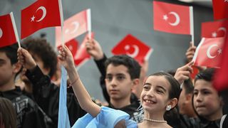 Bakan Ersoy, 'İstiklal Yolu - Mutlu Çocuk Yüzleri' Sergisini Ziyaret Etti