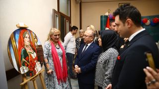 Bakü'de 'Sağlıkçı Ressamlar' Sergisi Açıldı