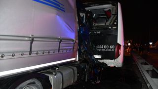Bilecik'te Tırın Tur Otobüsüne Çarpması Sonucu 13 Yaralı