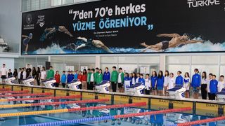 Edirne'de Paletli Yüzme Şampiyonası Devam Ediyor