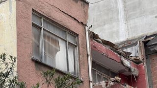 Esenler'de Çatısı Zarar Gören 3 Katlı Bina Tahliye Edildi