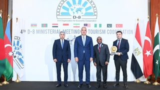 Antalya, D8 Yılın Turizm Şehri Ödülü'nü Kazandı