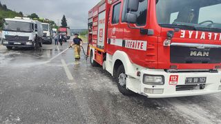 Balıkesir'de Kaza: Tırdan Yola Savrulan Cam Şişeler Trafiği Aksattı