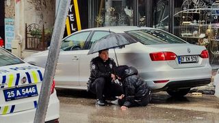 Erzurum'da Yaralı Yaya İçin Şemsiye Tutan Polis, Takdir Topladı