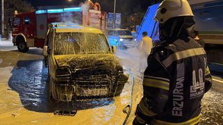 Erzurum'da Seyir Halindeki Hafif Ticari Araçta Yangın Çıktı