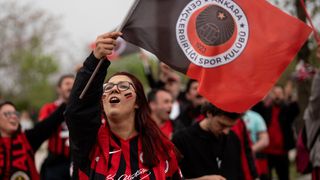 Gençlerbirliği Taraftarları Trendyol Süper Lig Sevinçlerini Dev Ekranda Kutladı