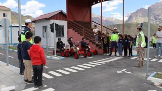 Hakkari'de Öğrencilere Uygulamalı Trafik Eğitimi Verildi