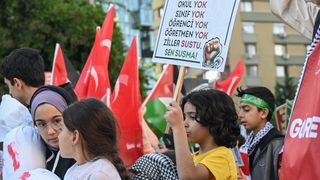 İsrail'in Gazze Saldırıları Protesto Edildi: ABD Büyükelçiliği Önünde Kalabalık Eylem