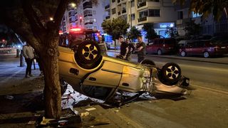 İzmir'de Takla Atan Otomobilde Sürücü Yaralandı