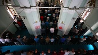 İzmir'deki 353 Yıllık Kemeraltı Camisi Restorasyondan Sonra Yeniden İbadete Açıldı