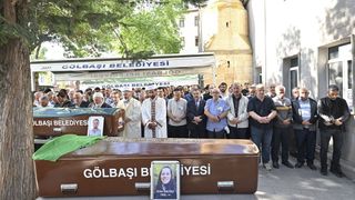 İzmir'deki Dekoratif Beton Kemerin Yıkılması Sonucu Hayatını Kaybeden Çocuk Doktoru ve Eşi Toprağa Verildi