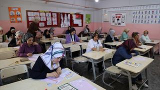 Mardin'de Anneler 'Haydi Anne Sen de Oku' Kitap Okuma Yarışmasında Heyecan Yaşadı