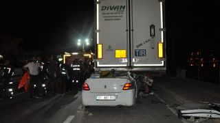 Mersin'de Tıra Çarpan Otomobilde 2 Kişi Hayatını Kaybetti