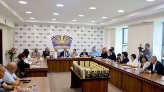 Özbekistan'da Haydar Aliyev'in Hayatı Kitapla Anlatıldı