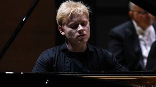 Rus Piyanist Alexander Malofeev, CSO'da Büyüleyici Bir Performans Sergiledi