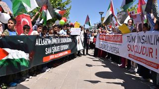 Şanlıurfa'da Kadınlar ve Çocuklar Gazze'ye Destek İçin Oturma Eylemi Düzenledi