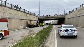 Sinop'ta Kamyon Kazası: Sürücü Yaralandı