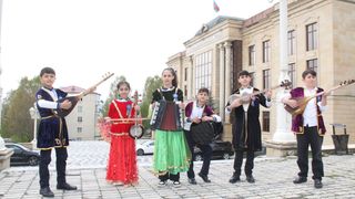 TİKA, Azerbaycanlı Çocuklara Müzik Aletleri Desteği Sağladı