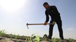 Diyarbakır ve Batman'ın Sıcak Günlerinde Havuz ve Gölette Serinleme Yöntemleri