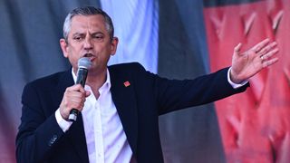 Özgür Özel Antalya Mitinginde CHP'yi Güçlü Bir Şekilde Destekledi
