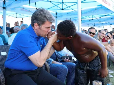 Er meydanında el ele: Amasya valisi ile 'Arap Osman'ın kardeşlik pozu