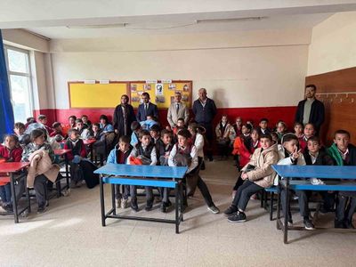 Kışa hazırlık: Patnos’ta 100 öğrenciye mont ve bot desteği