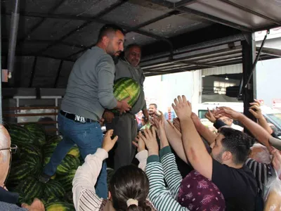 Sezonu tatlı kapattı: Amasya’da pazarcı 10 tondan fazla karpuzu 5 dakikada dağıttı