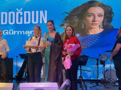 Öykü Gürman Bodrum'da sahnede doğum günü sürpriziyle unutulmaz gece yaşattı