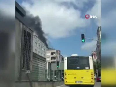 Bayrampaşa'da çatıda yükselen alevler kısa sürede kontrol altına alındı