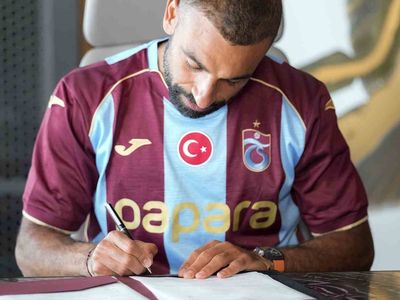 Muhammed Salah bordo maviliyle resmi sözleşmeyi imzaladı, doğrudan kamera karşısına geçti