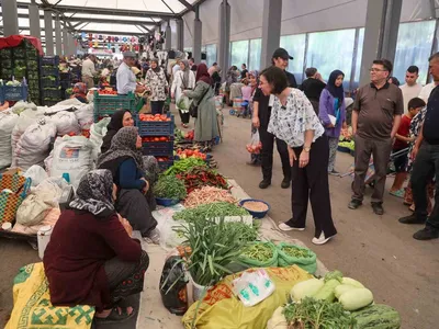 Pazar turunda esnafın taleplerini dinleyen başkan vekili Hatice Terekeci Özkan