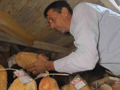 Karaman'da obrukta beyaz girip kırmızı çıkan Divle Obruk Peyniri sofralara geliyor