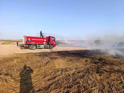 Traktör su tankerleriyle alevlere müdahale: Doğanca'da anız ve otluk yangını kontrol altına alındı