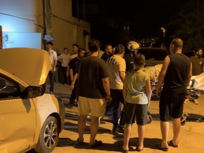Kadirli 1738. sokak'ta çarpışma: araçta sıkışan 3 kişi kurtarıldı